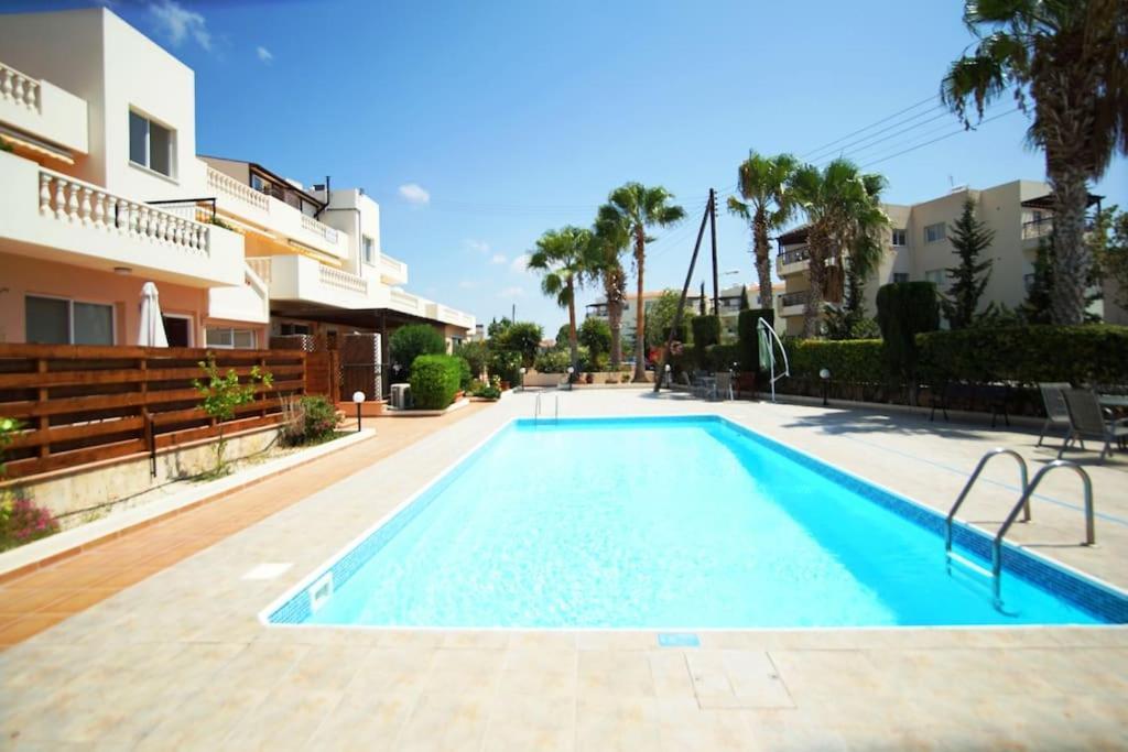 Central Pool-Side 2 Bedroom Apartment In Paphos Esterno foto