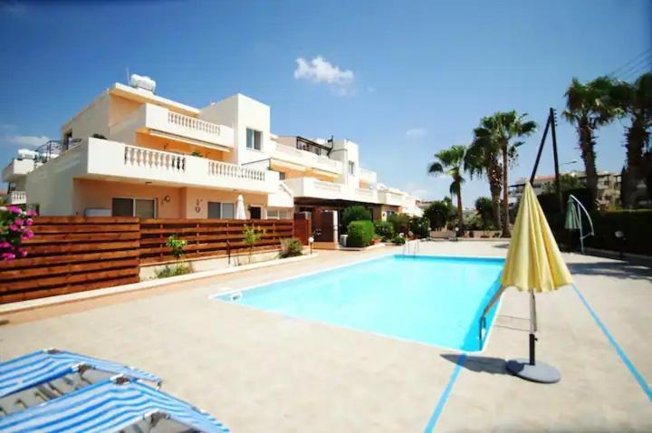 Central Pool-Side 2 Bedroom Apartment In Paphos Esterno foto