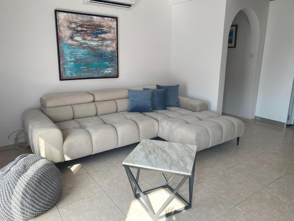 Central Pool-Side 2 Bedroom Apartment In Paphos Esterno foto