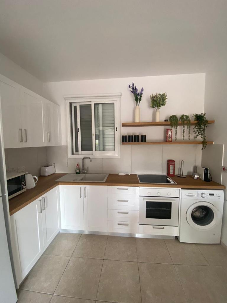 Central Pool-Side 2 Bedroom Apartment In Paphos Esterno foto